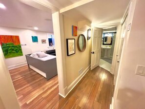 6 habitaciones, escritorio y tabla de planchar con plancha