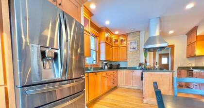 Luxury 6BR / 5FB with large Steam Sauna Retreat by Lake Bde Maka Ska.