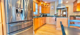 Luxury 6BR / 5FB with large Steam Sauna Retreat by Lake Bde Maka Ska.