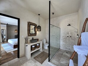 Shower, hair dryer, bidet, towels