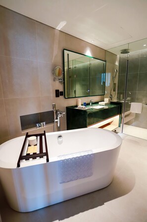 Secadora de cabello, batas, pantuflas, bidet 
