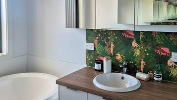 Bañera de hidromasaje, toallas, jabón, shampoo