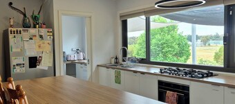 Casa Beaufort~eco home, massage, baths & bush views