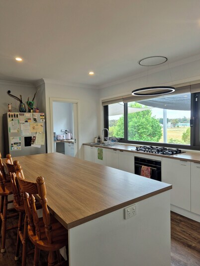 Casa Beaufort~eco home, massage, baths & bush views