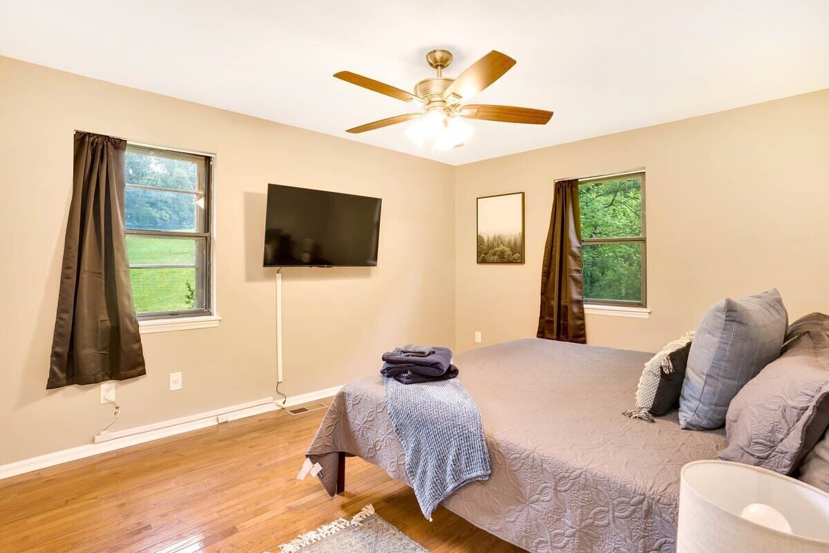 3 bedrooms, travel crib, WiFi, bed sheets