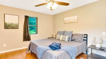 6 bedrooms, travel cot, WiFi, bed sheets