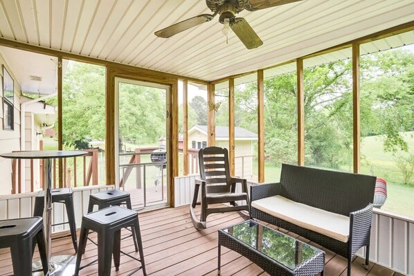 Interior - Country Lane Cottage- privacy & quiet neighborhood (Rossville)