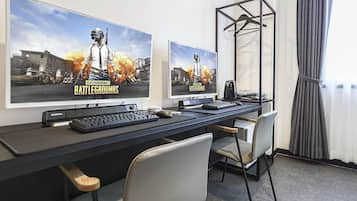 Elite Double Room | Minibar, desk, laptop workspace, blackout drapes