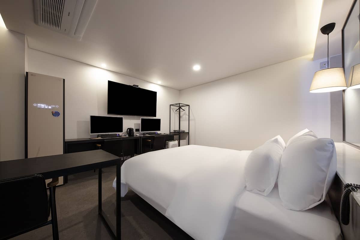 Phòng đôi Elite | Minibar, bàn, khu vực làm việc phù hợp cho laptop, màn/rèm cản sáng