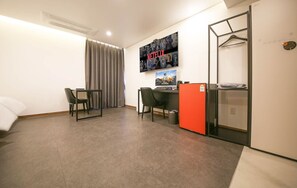 Premium Twin kamer | Een minibar, een bureau, een laptopwerkplek, verduisterende gordijnen