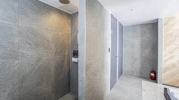 Deluxe Twin Room | Bathroom | Free toiletries, bathrobes, slippers, bidet