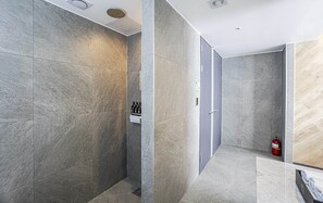 Phòng 2 giường đơn Deluxe | Phòng tắm | Đồ dùng nhà tắm miễn phí, áo choàng tắm, dép đi trong nhà 