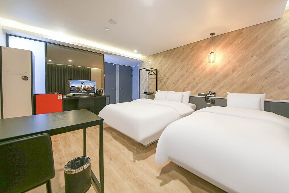 Phòng 2 giường đơn Deluxe | Minibar, bàn, khu vực làm việc phù hợp cho laptop, màn/rèm cản sáng