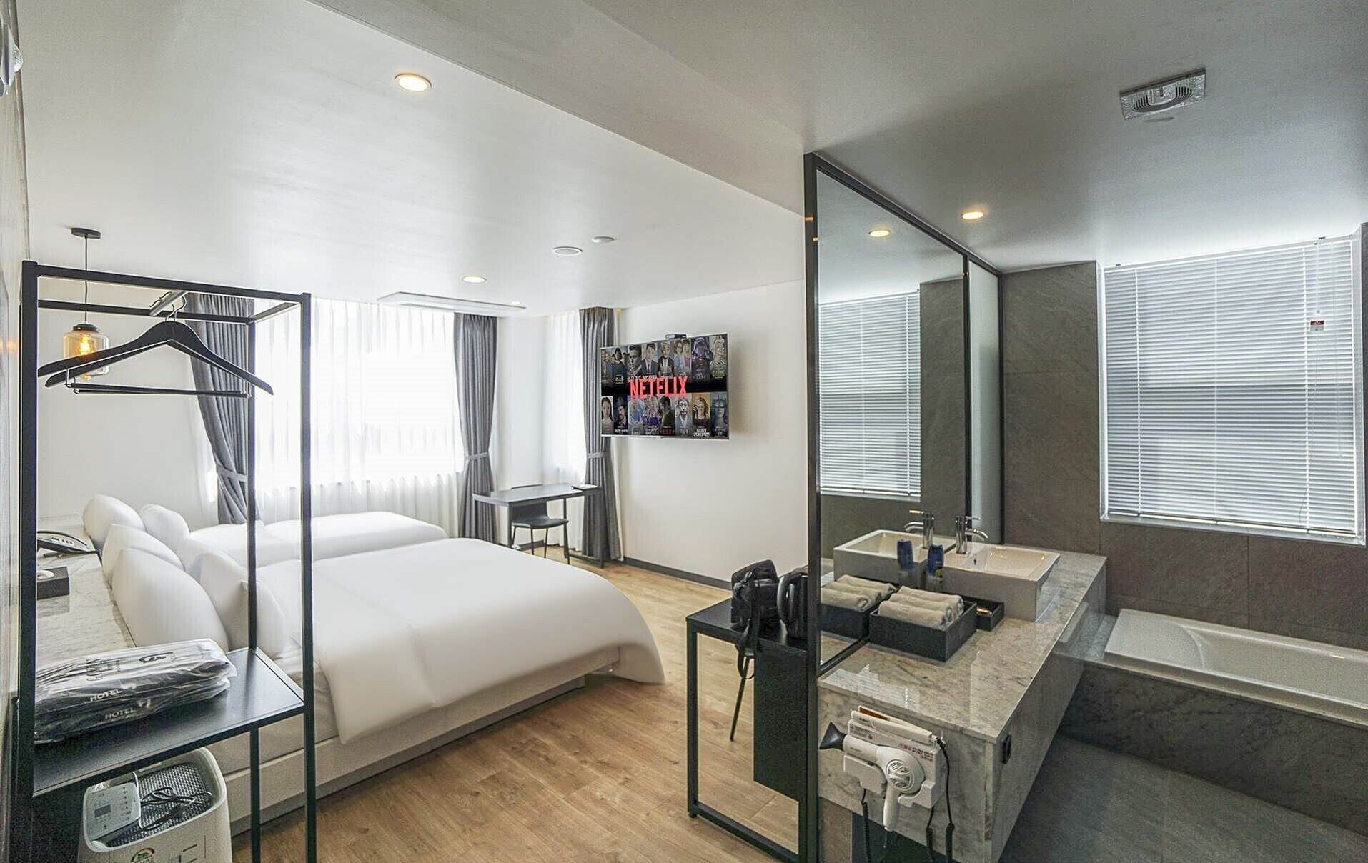 华丽双床房 | 迷你吧、办公桌、笔记本电脑工作区、遮光窗帘