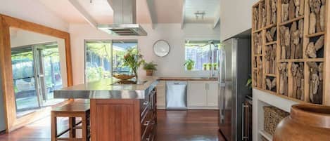 Cafetera y tetera, refrigerador, microondas y horno
