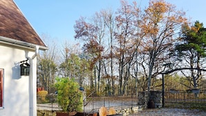 A house with a gravel driveway, a stone wall, and a metal fence. - 4 Star Holiday Home in Slite (Slite)