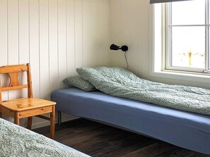 House | 3 bedrooms, individually furnished - 6 Person Holiday Home in Kverva (Frøya)