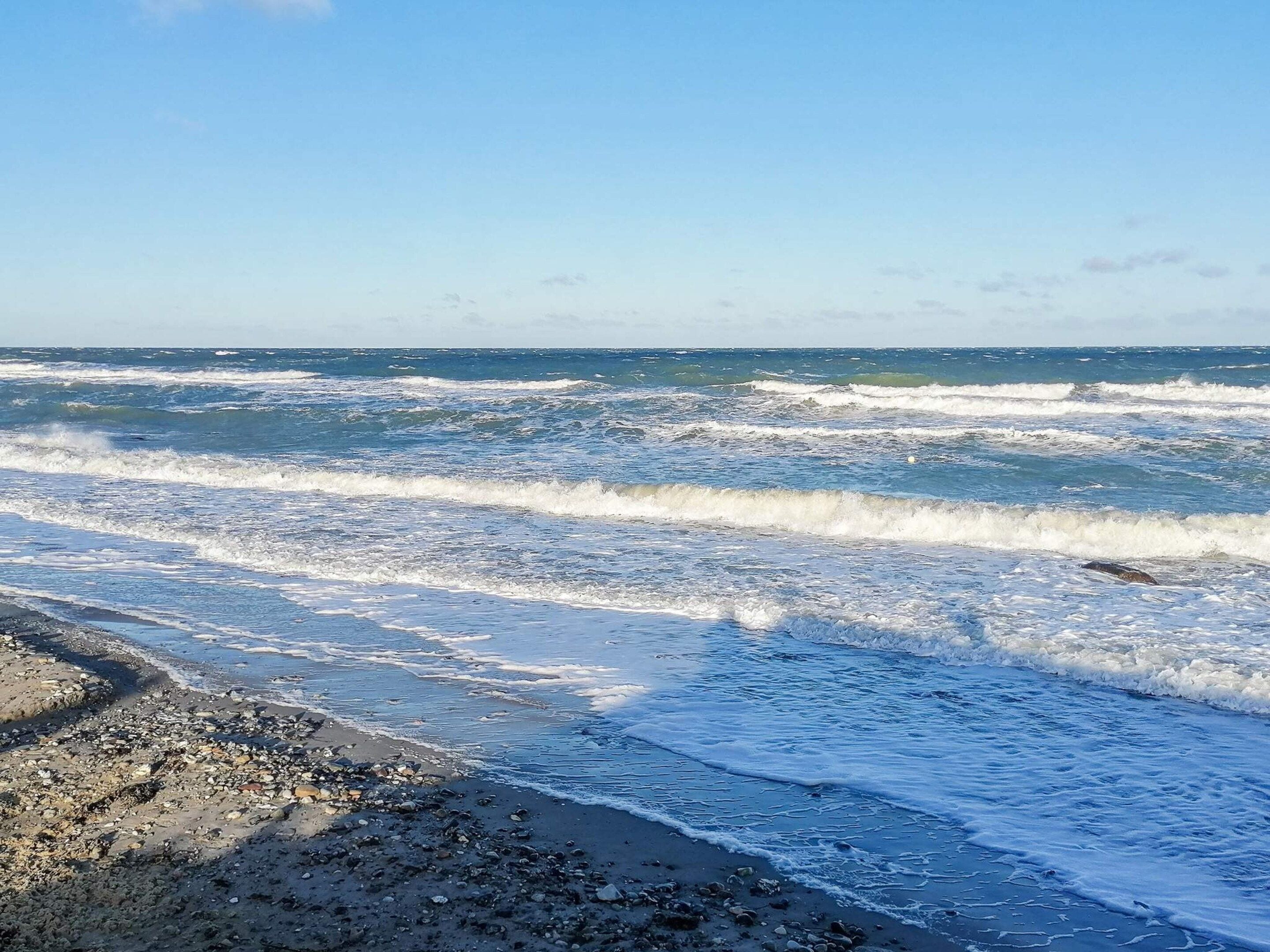 Une plage avec des vagues et des galets.