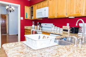 Private kitchen - Centrally Located Private Home near DFW Airport. Pet friendly with Covered Patio (Euless)