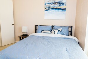 Room - Centrally Located Private Home near DFW Airport. Pet friendly with Covered Patio (Euless)