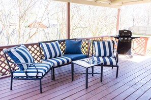 Outdoor dining - Centrally Located Private Home near DFW Airport. Pet friendly with Covered Patio (Euless)