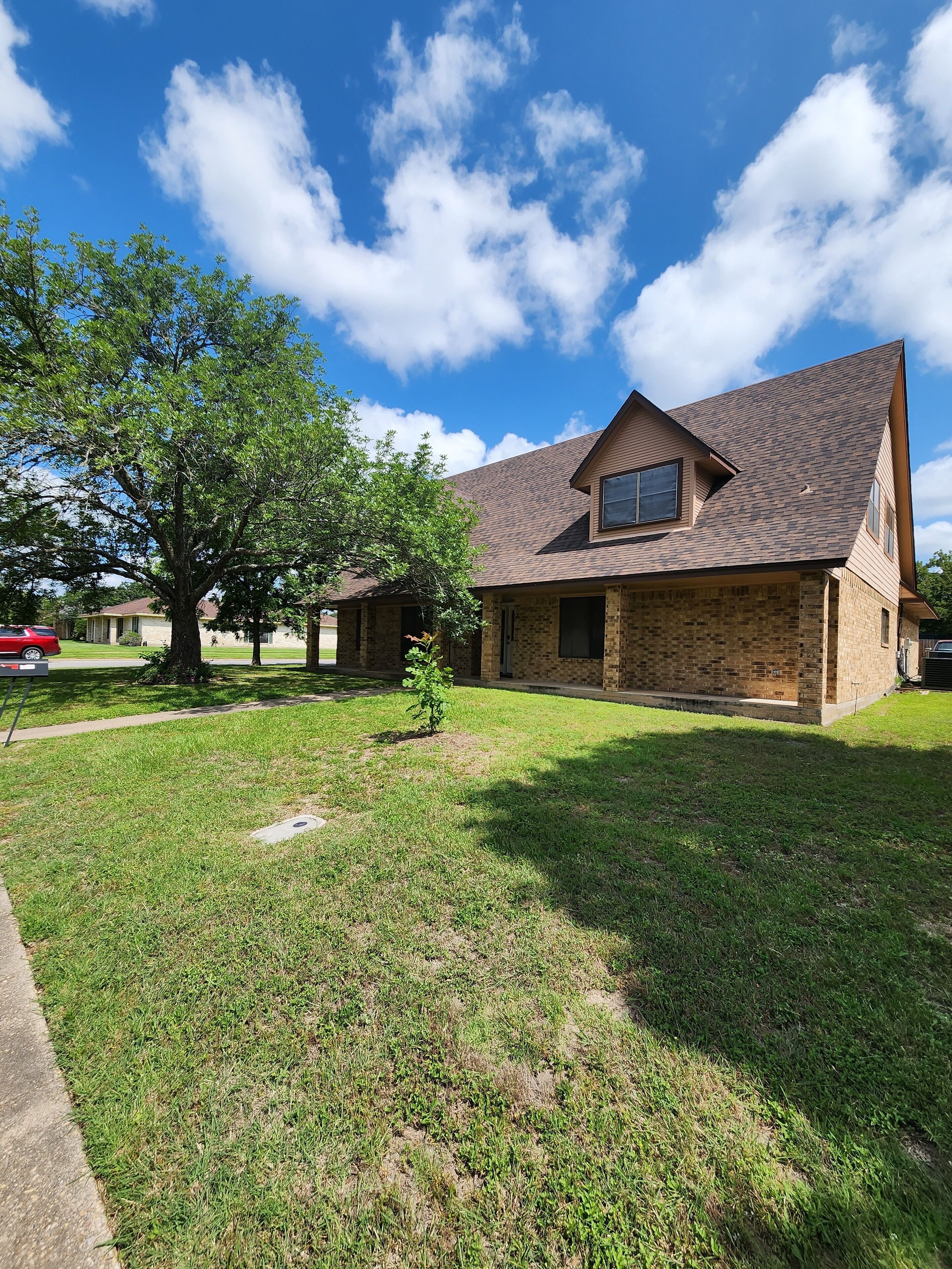 Large home sleeps 15, close to campus with hot tub and more!