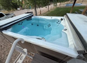 Outdoor spa tub - Welcome to Serenity Hills Zion , Sleeps 10 + (Glendale)