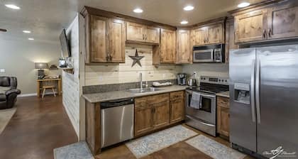 Welcome to Serenity Hills Zion , Sleeps 10 +