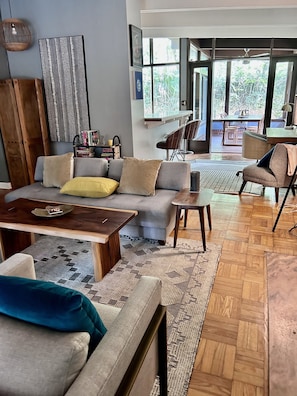 Living area - FSU midcentury unique home (Tallahassee)