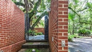 Property grounds - FSU midcentury unique home (Tallahassee)