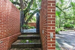 Property grounds - FSU midcentury unique home (Tallahassee)