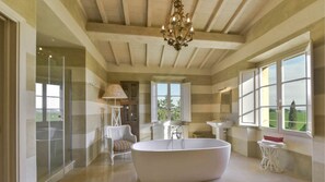 Een douche, zeep, shampoo