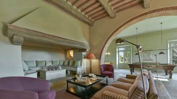 Fernseher, Kamin, Drucker