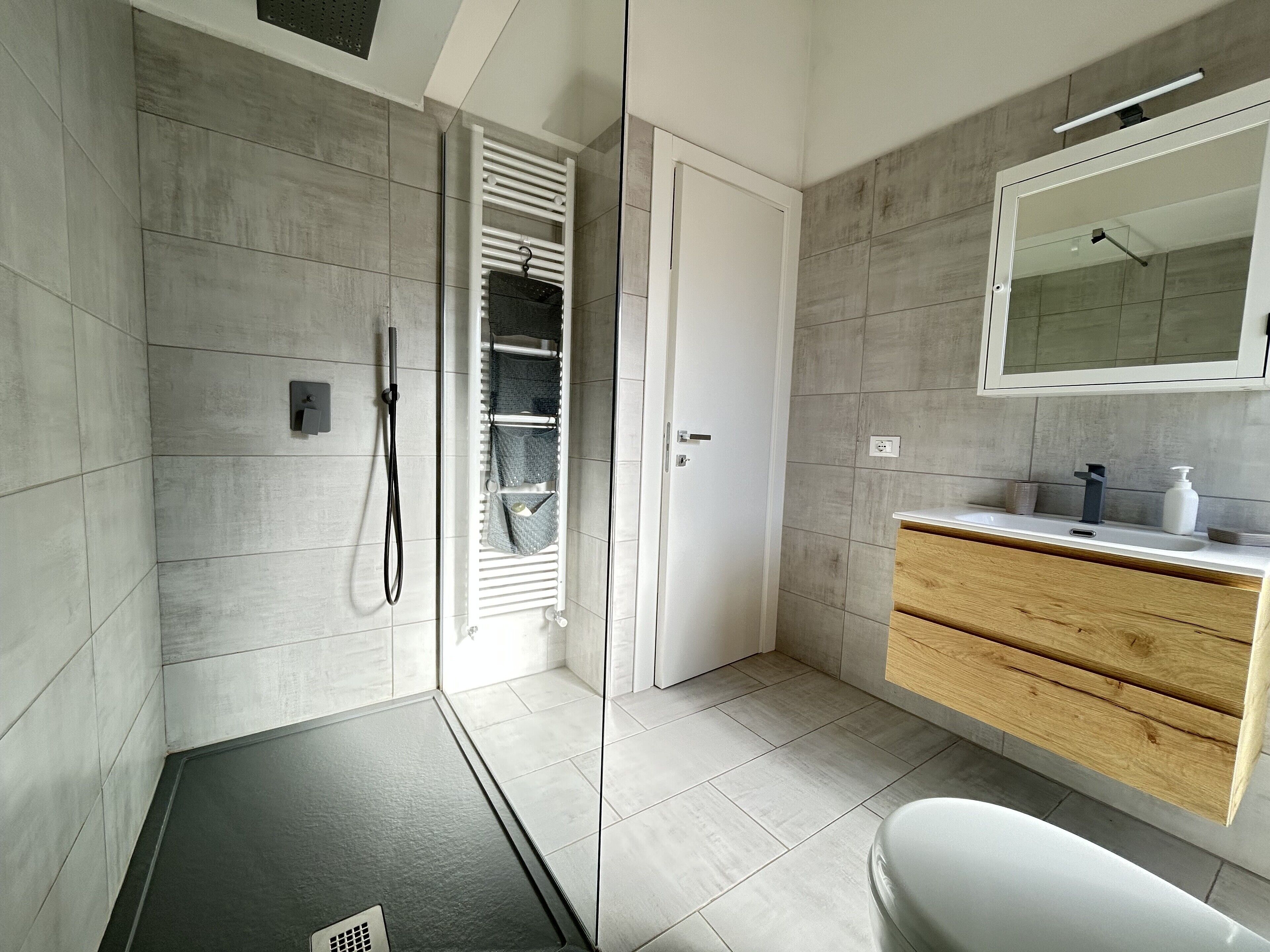 Doccia, asciugacapelli, bidet, asciugamani