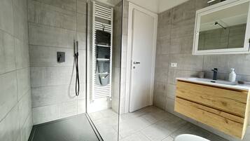 Doccia, asciugacapelli, bidet, asciugamani