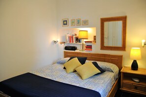 2 bedrooms, iron/ironing board, Internet, bed sheets