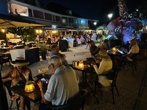 Outdoor dining - Splendid apartment in Orient Bay. Sea view. Large swimming pool. Tanker. (Collectivité de Saint-Martin)