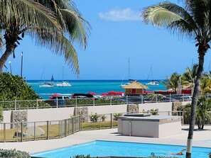 Outdoor pool - Splendid apartment in Orient Bay. Sea view. Large swimming pool. Tanker. (Collectivité de Saint-Martin)