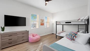 5 Schlafzimmer, Schreibtisch, Bügeleisen/Bügelbrett, Reisekinderbett