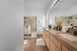 Douche, sèche-cheveux, serviettes fournies, savon