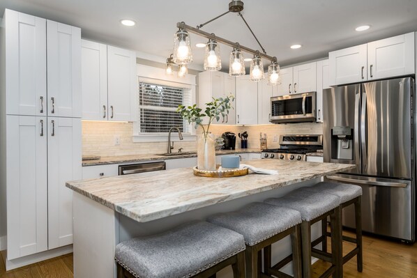 Private kitchen | Fridge, microwave, oven, stovetop