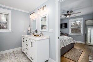 4 habitaciones, tabla de planchar con plancha y cuna de viaje 