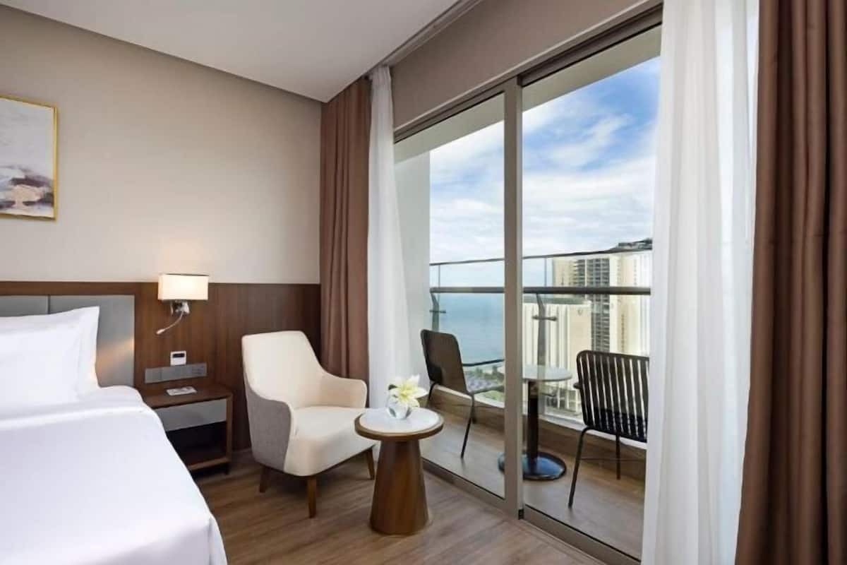 1 bedroom, Egyptian cotton sheets, premium bedding, memory-foam beds
