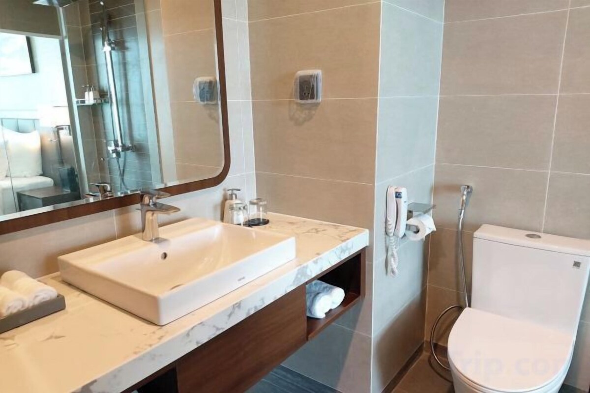 Separate tub and shower, deep soaking tub, rainfall showerhead