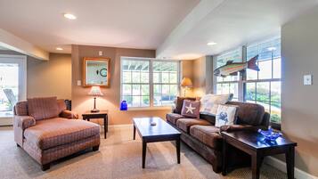 Smart TV, caminetto, tavolo da calcetto