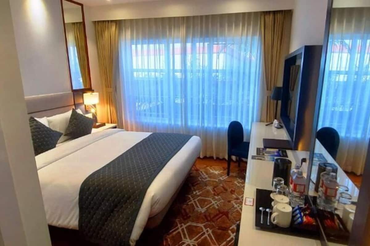Standard Studio | Premium bedding, minibar, desk, laptop workspace