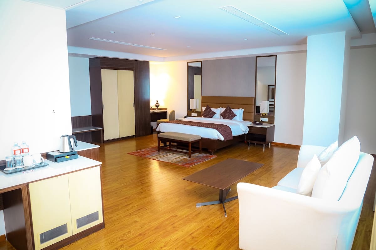 Executive Room | Premium bedding, minibar, desk, laptop workspace