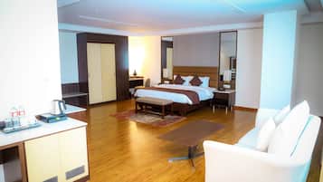 Executive Room | Premium bedding, minibar, desk, laptop workspace