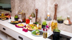 Una mesa de buffet con diversos alimentos y plantas decorativas.