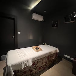 Couples treatment room(s), sauna, hot tub, steam room, body treatments